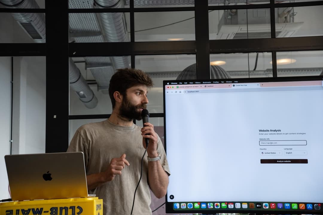 Richard presenting GoLongtail at a Hackathon in Berlin